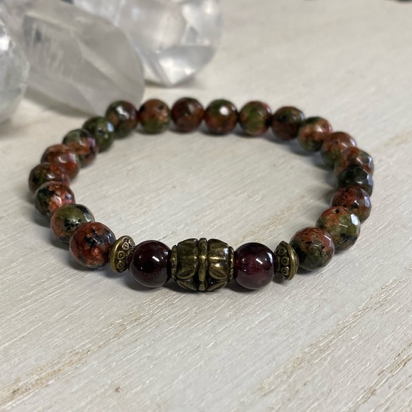 8mm Faceted Marble & Garnet Gemstone Bracelet - Picture 3 of 4